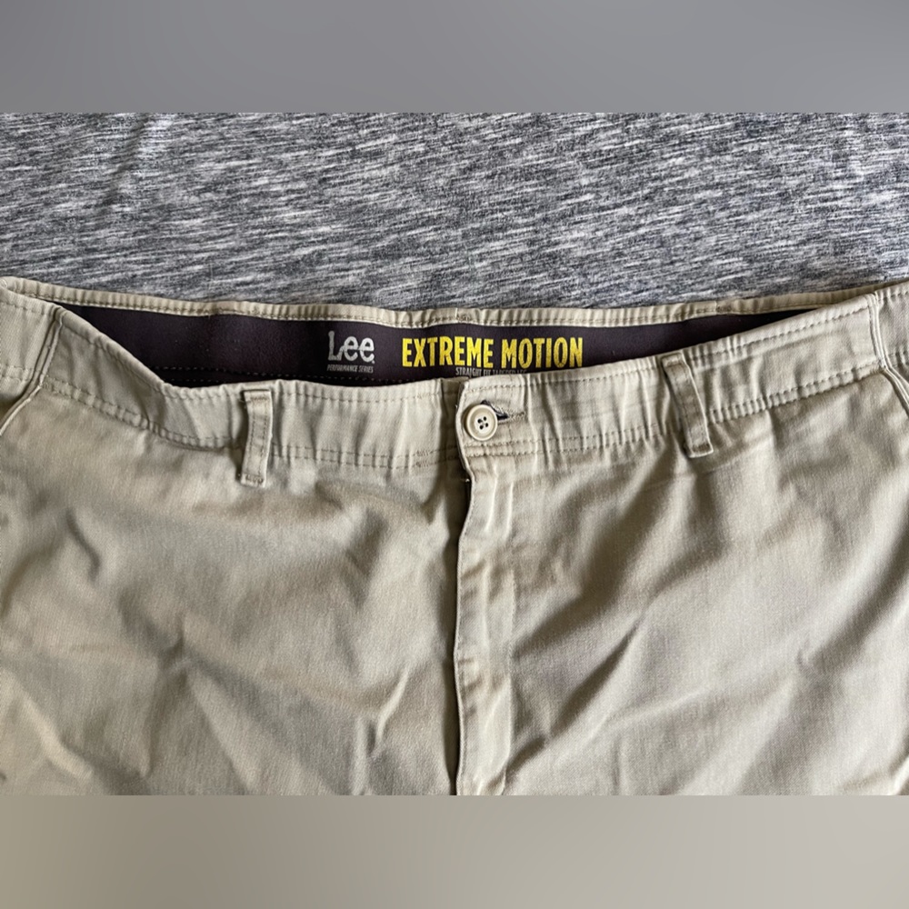 Lee Men’s Extreme Motion, Straight Fit, Tapered Leg, size 42 x 30, khaki color